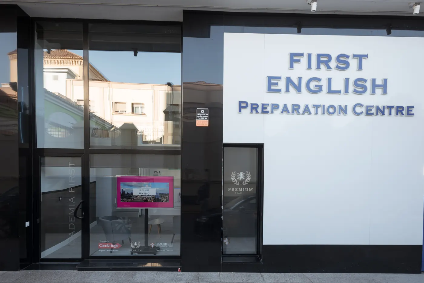 Fachada de First English Preparation Centre en la calle Borde de la Acequia, Motril.