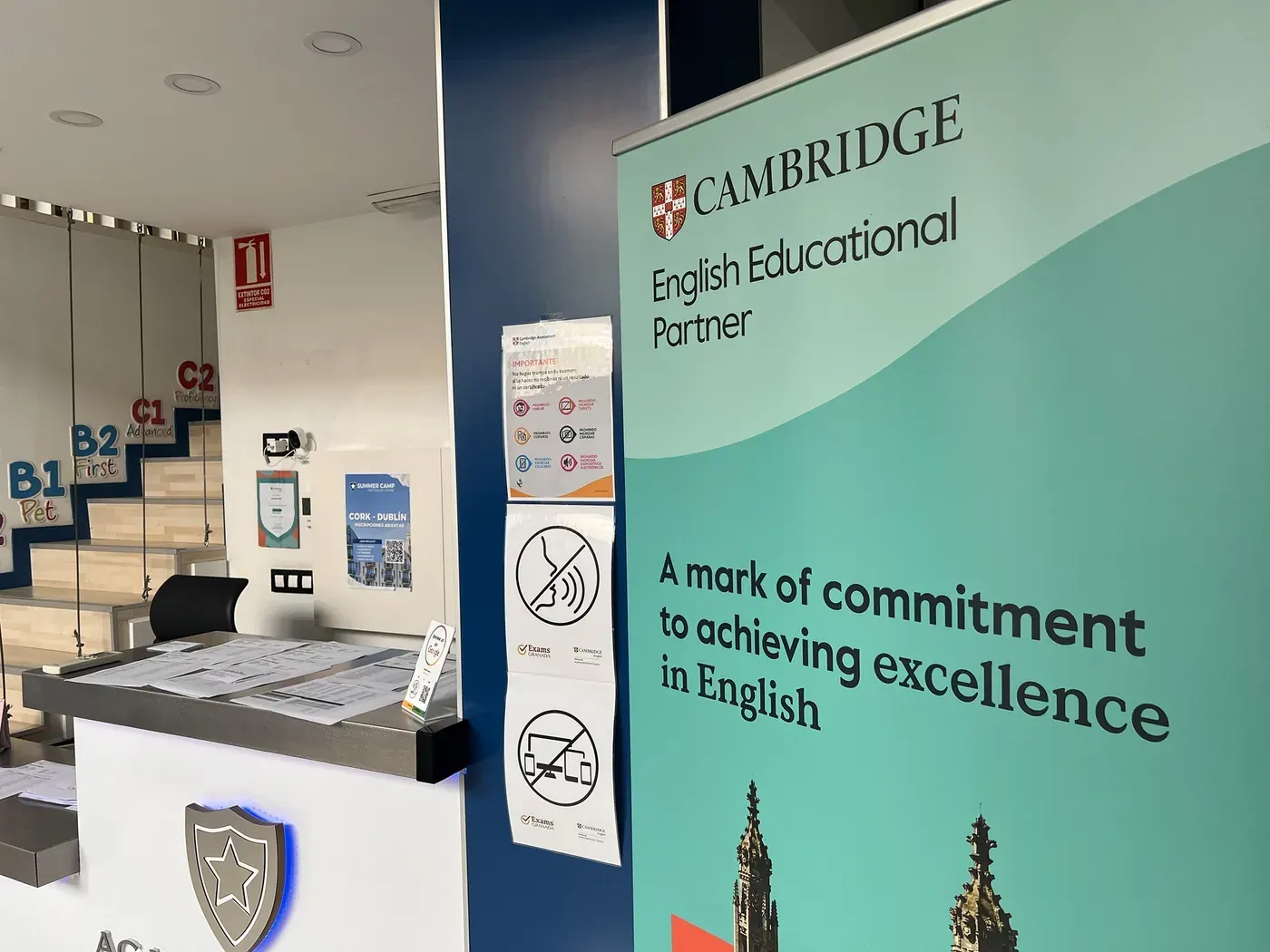 Cartel de Cambridge English Educational Partner en la recepción.