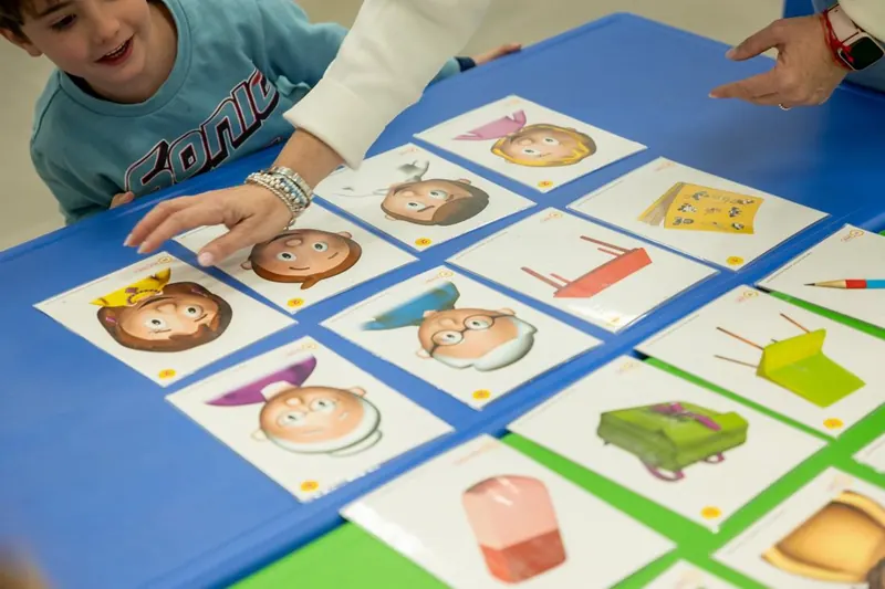 Alumno jugando con tarjetas de vocabulario en clase.