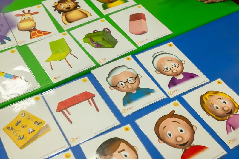 Tarjetas de vocabulario en inglés sobre la mesa del aula.