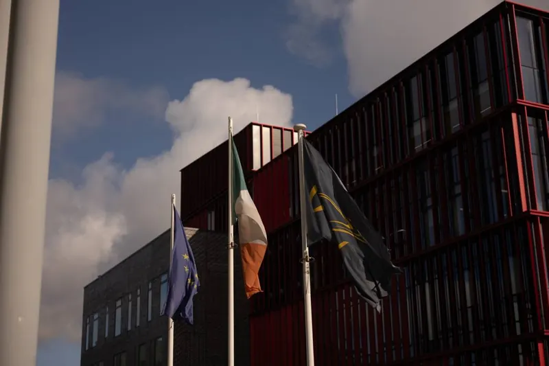 Banderas de Irlanda y de la Unión Europea en el campus de Dublín.