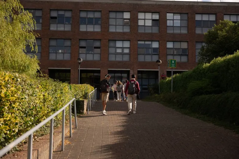 Alumnos del campamento caminando hacia clase por el campus.