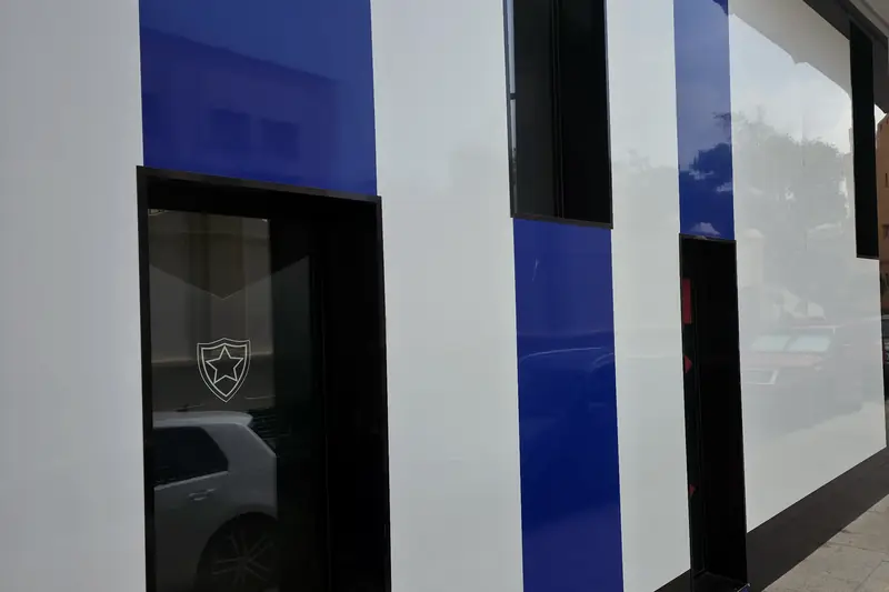 Fachada de First English Centre en la calle Borde de la Acequia: paneles blancos y azules y una puerta de cristal con el logotipo.